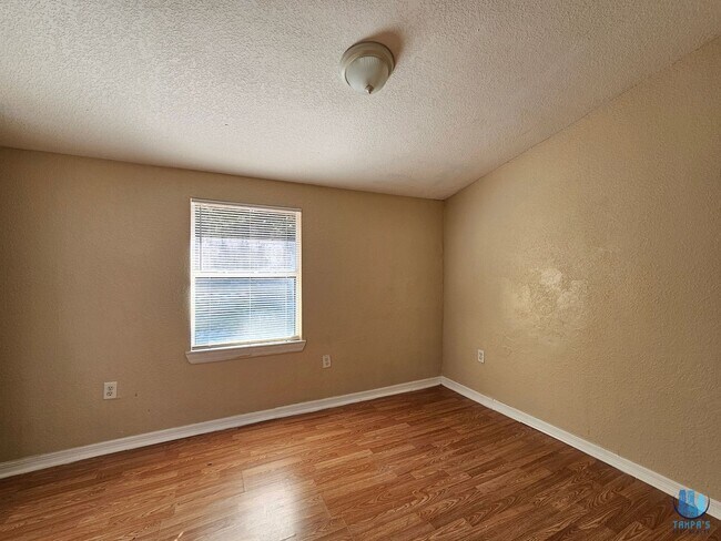 Building Photo - Beautiful 3 Bed | 2 Bath HOME on a DOUBLE LOT located in central Lakeland for rent and available ...