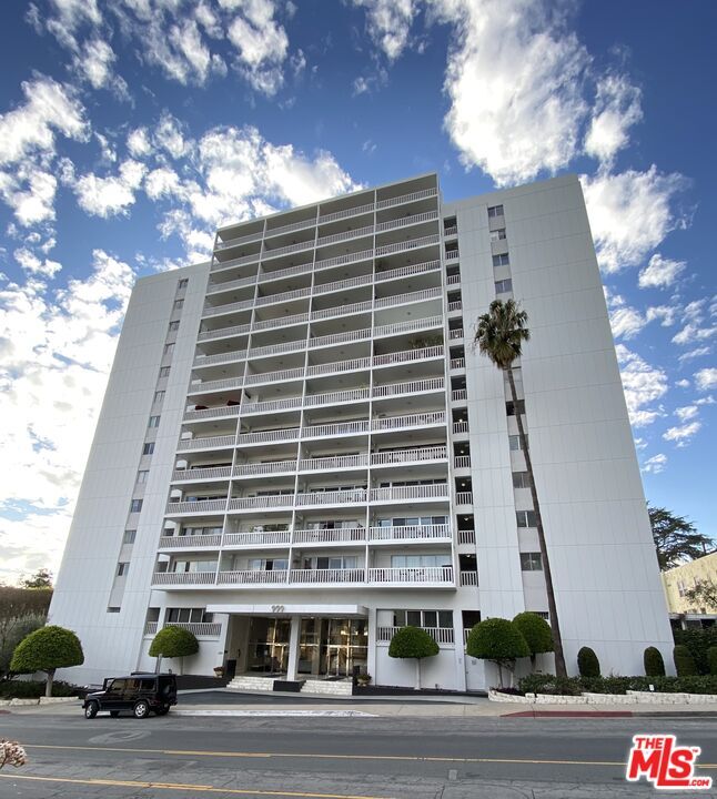 Building Photo - 999 N Doheny Dr