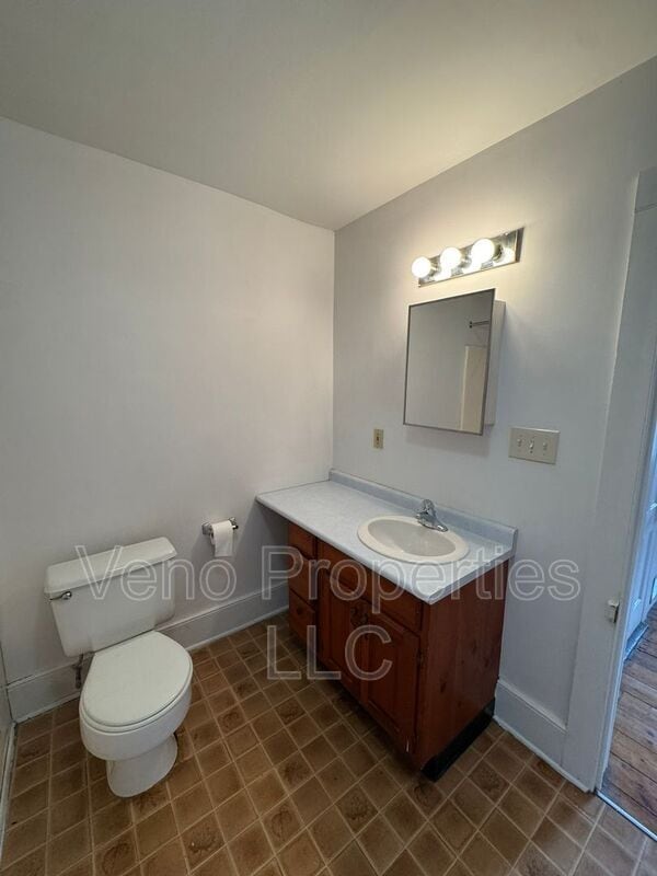 Building Photo - 27 Lilac Ln
