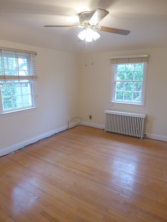 Building Photo - 300 Woodbourne Ave