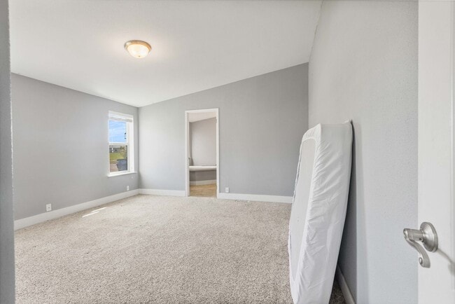 Building Photo - Short term leases available: 3 bed 2 bath ...