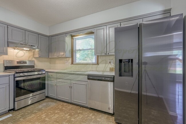 Building Photo - LOTS OF NATURAL SUNLIGHT!!!