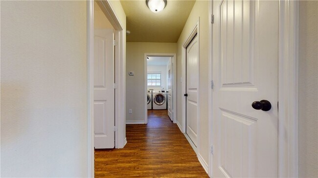 Building Photo - 923 Emerald Dove Ave