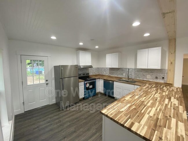 Building Photo - 1330 E 7th St