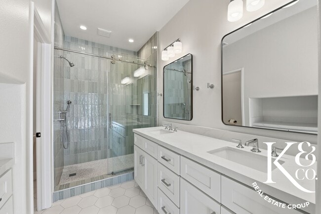 Building Photo - Relaxed Living in Oak Park with All the Up...