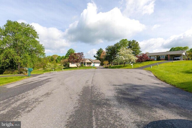Building Photo - Beautiful 3bd 3bth single family ranch sty...