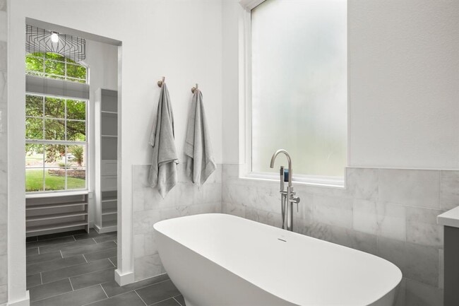 Building Photo - 601 Scenic Path