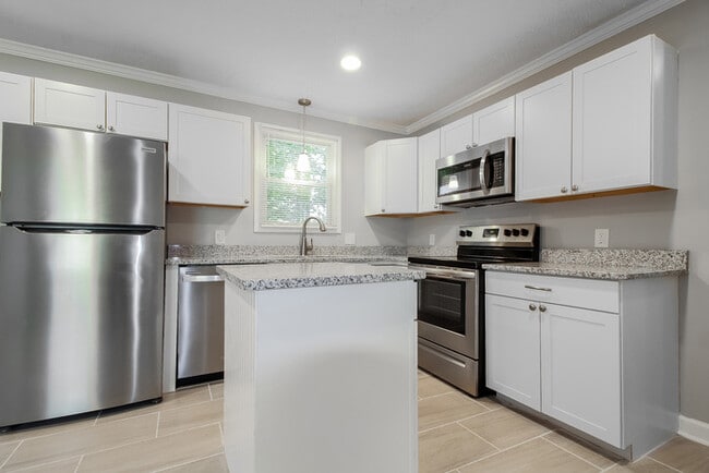 Building Photo - 409 Kenmore Dr