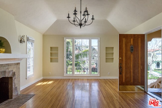 Building Photo - 1122 S Hayworth Ave