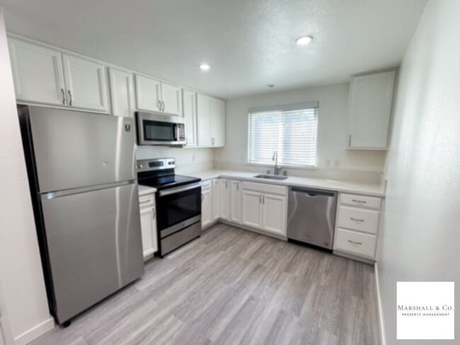 Primary Photo - Contemp. 3BD/2.5 BA TOWNHOUSE W LRG ROOMS,...