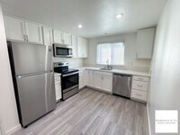 Building Photo - Contemp. 3BD/2.5 BA TOWNHOUSE W LRG ROOMS,...