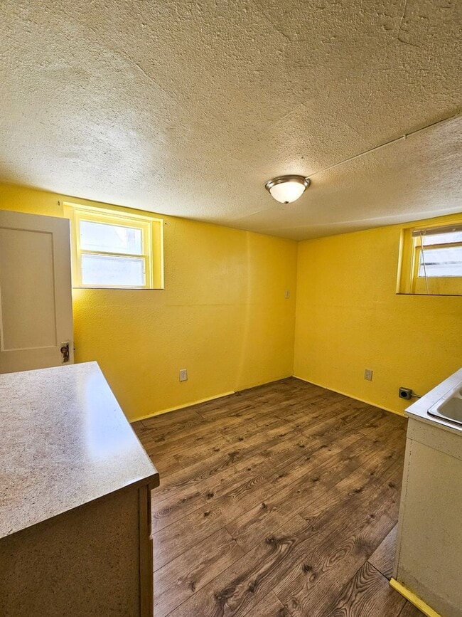Building Photo - 4 Bedroom Home Located Downtown