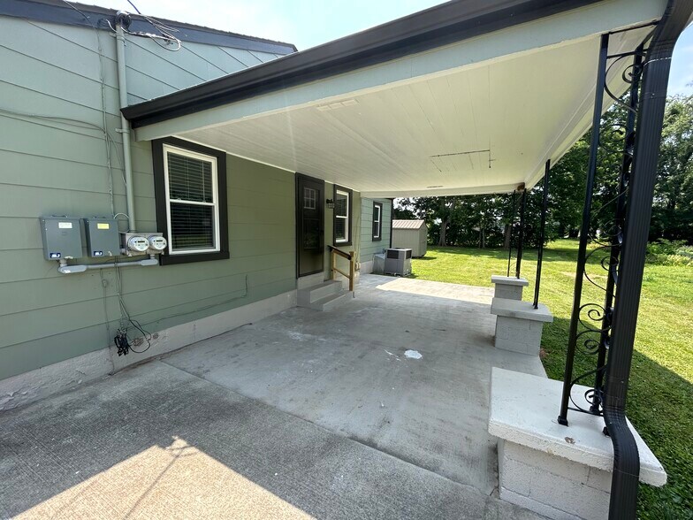 Carport/Patio - 102 Ross Dr