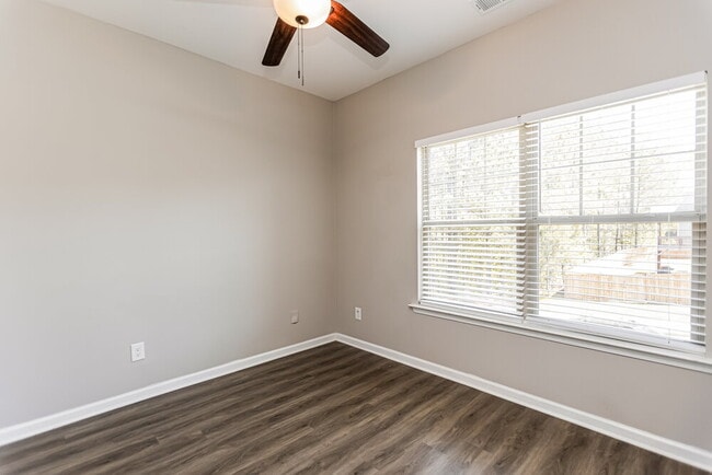 Building Photo - 136 Camellia Way