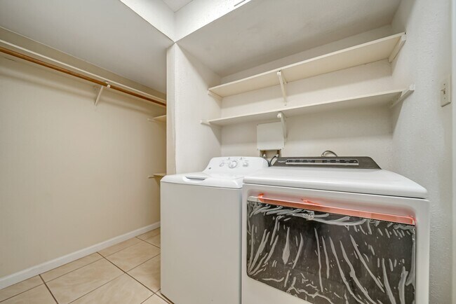 Building Photo - 3812 Redbud Dr