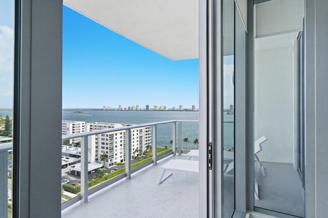 Building Photo - 220 Lake Shore Dr