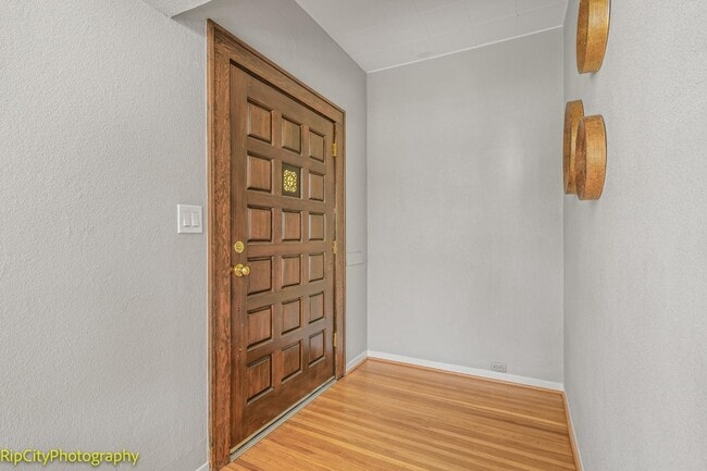 Building Photo - Charming Bungalow in Overlook neighborhood...