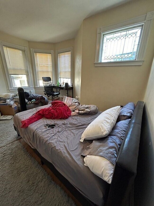 Building Photo - MISSION HILL 4 BED/2 BATH WITH UPDATED KITCHEN - WATER INCLUDED