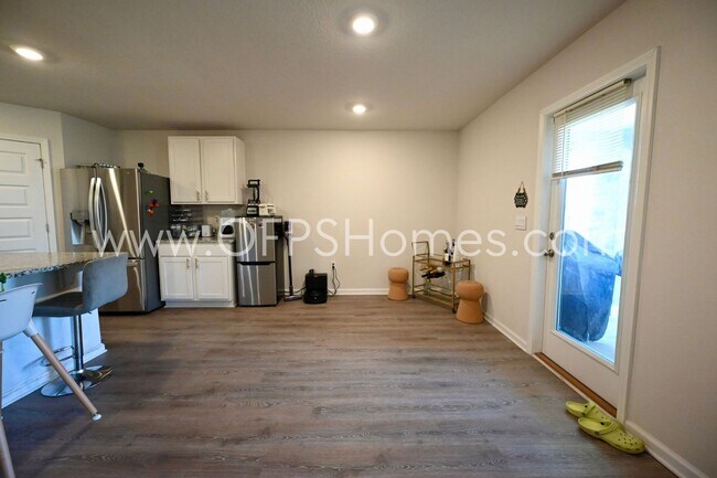 Building Photo - 4 Bed Crestview Home