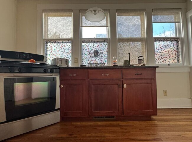 Building Photo - Historic Home 2 Bedroom +office 2 Baths, and Off street Parking