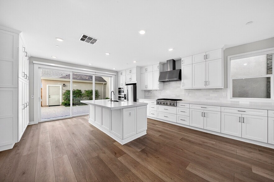 Building Photo - 346 Chorus