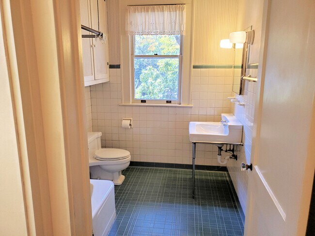 Bath one with tub and shower - 18 Poinsett Ave
