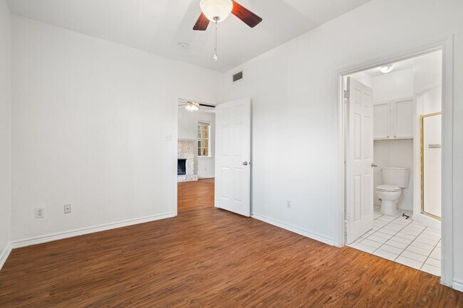 Building Photo - BEST 2 BEDROOM - PRIVATE YARD - PRIVATE GA...