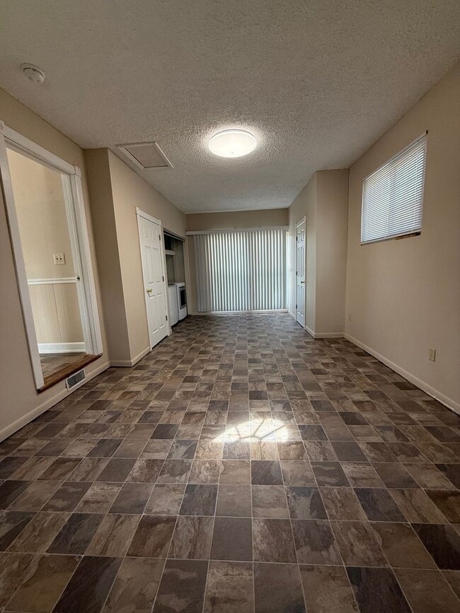 Building Photo - 3 Bedroom House Available Now!