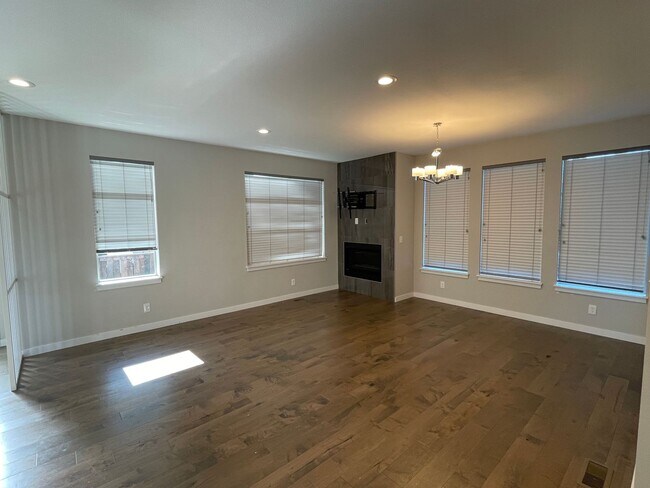 Building Photo - 5462 SE 57th Ave