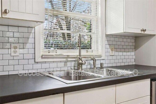 Building Photo - 1840 Camellia Dr