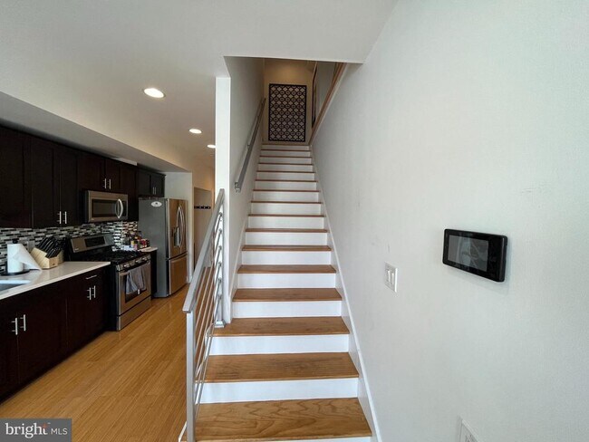 Building Photo - 1013 V St NW