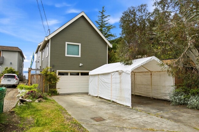 Building Photo - 3221 Alki Ave SW