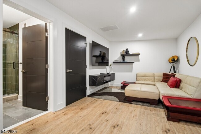 Building Photo - 301 Kingsland Rd