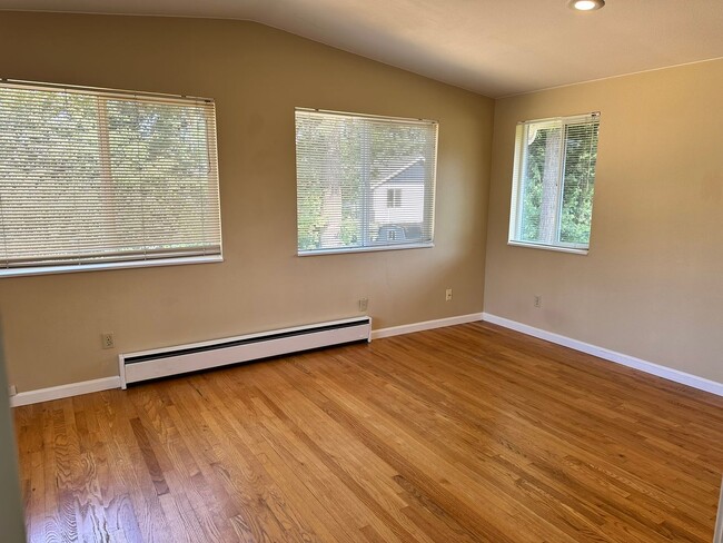 Building Photo - 4Bd/2Ba Bellevue Home