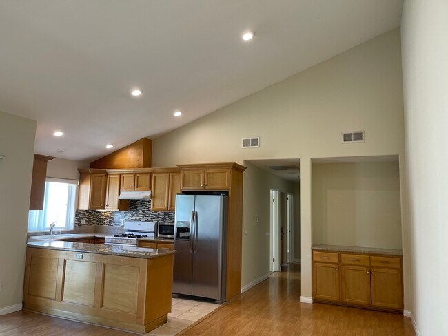 Building Photo - 13806 Vanowen St