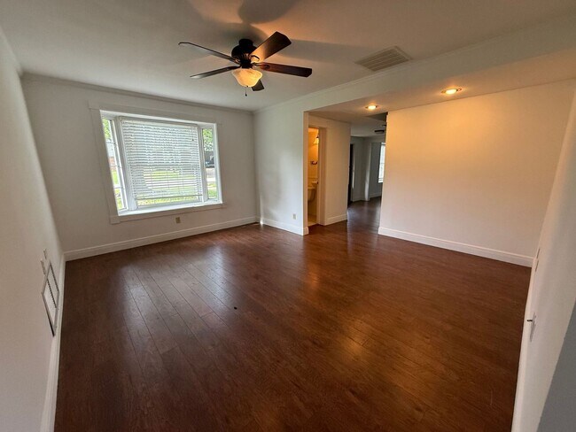 Building Photo - 905 Poinciana Dr