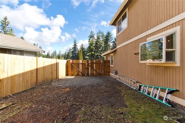 Building Photo - Charming 4 Bedroom home with fenced yard a...
