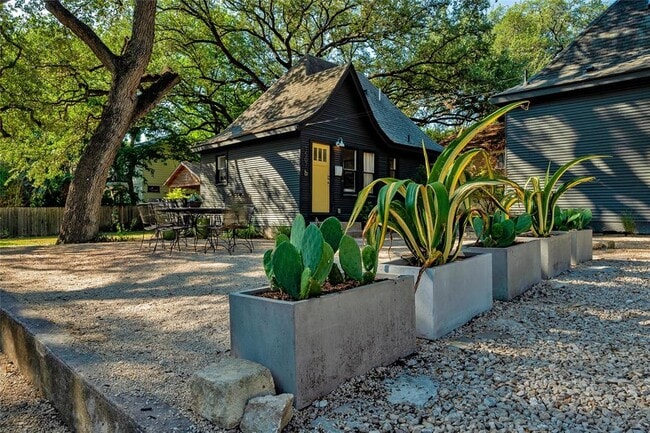 Building Photo - 1507 Drake Ave