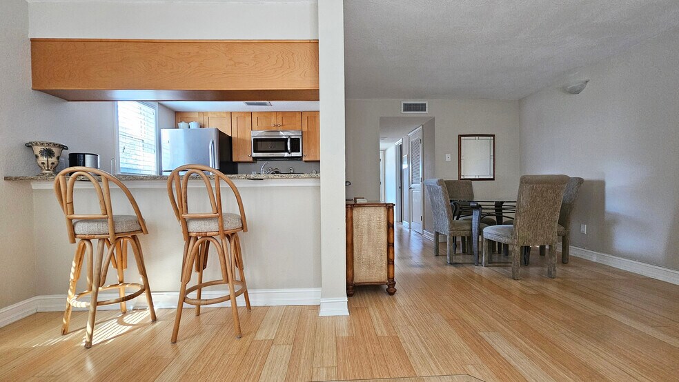 Building Photo - 2525 West Bay Dr
