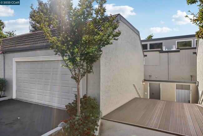 Building Photo - 1035 Alta Mesa Dr