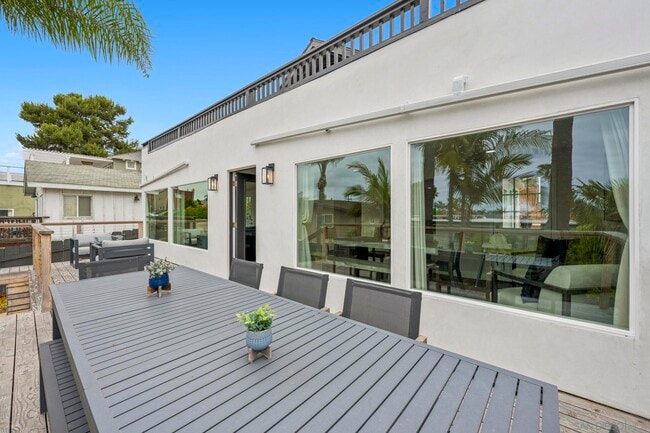 Building Photo - 215 N Granados Ave