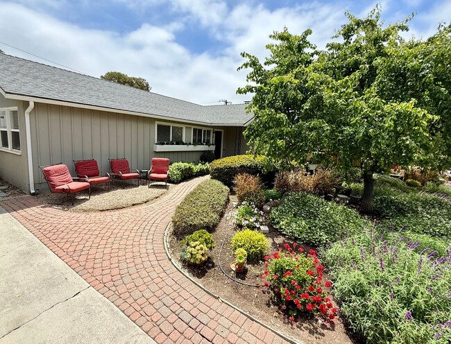 Building Photo - Unfurnished 4 bedroom/2 bathroom home with...