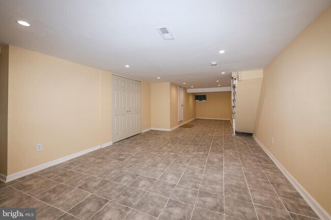 Building Photo - 3317 W Garrison Ave