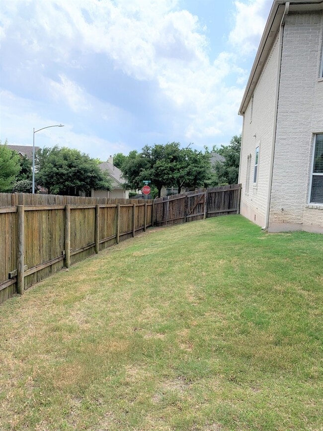 Building Photo - Two story home on large lot in the Ridge a...