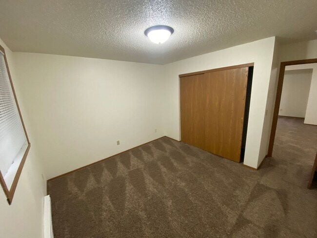 Building Photo - 3-Bed, 2-Bath Townhome - 2 Months Free on a 12-Month Lease!