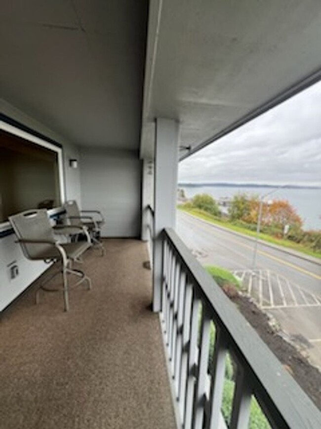 Building Photo - Top floor water front Steilacoom 1 bedroom...