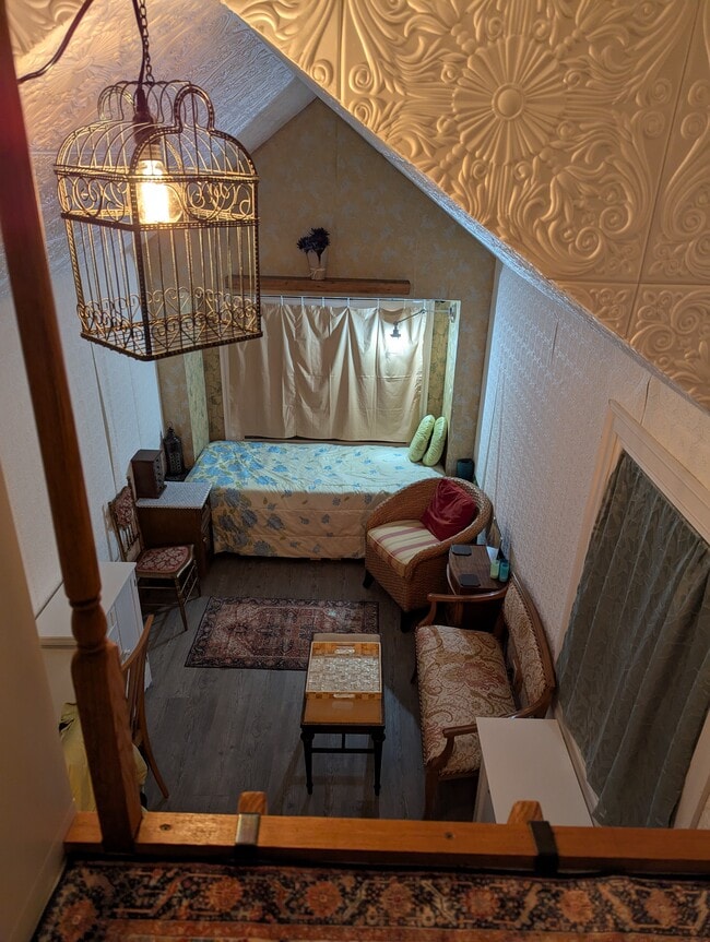 Building Photo - 16 Pine St