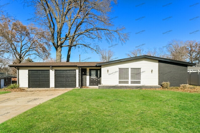 Building Photo - 747 Chevron Dr