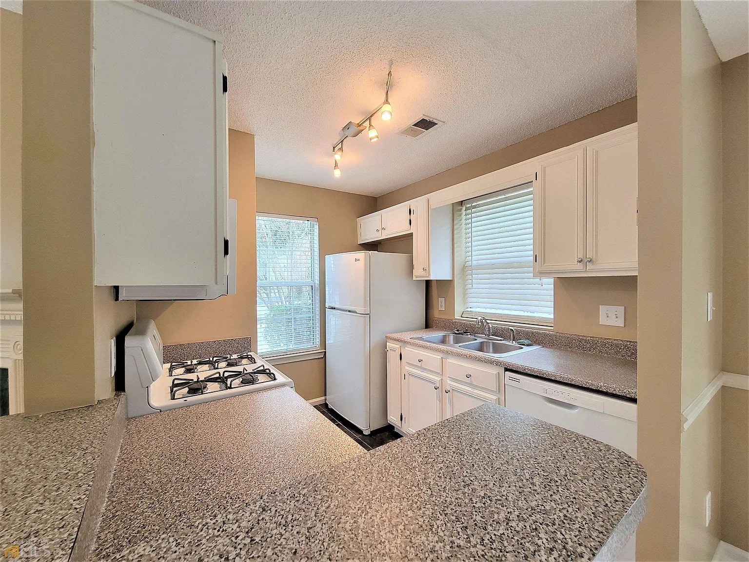 Building Photo - 512 N Fairfield Dr