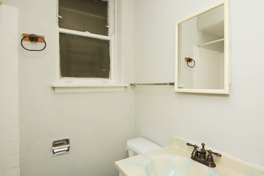 Building Photo - 843 W Wolfram St